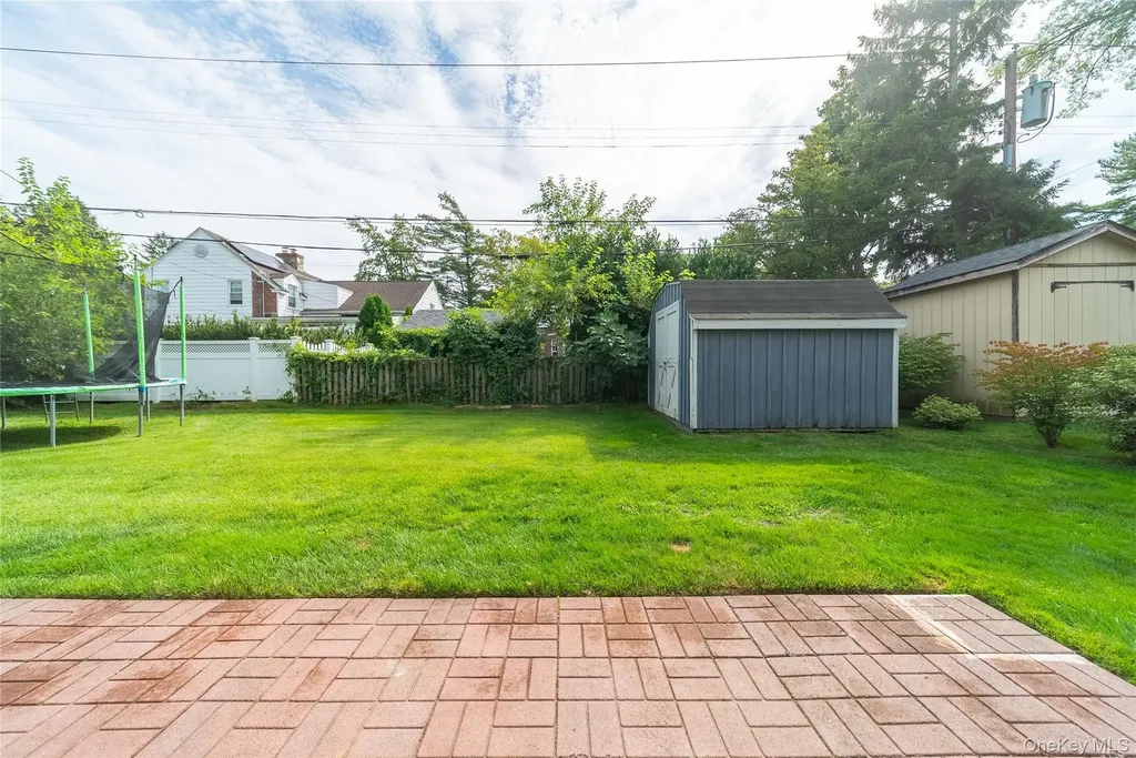 22 Andover Lane Manhasset NY 11030