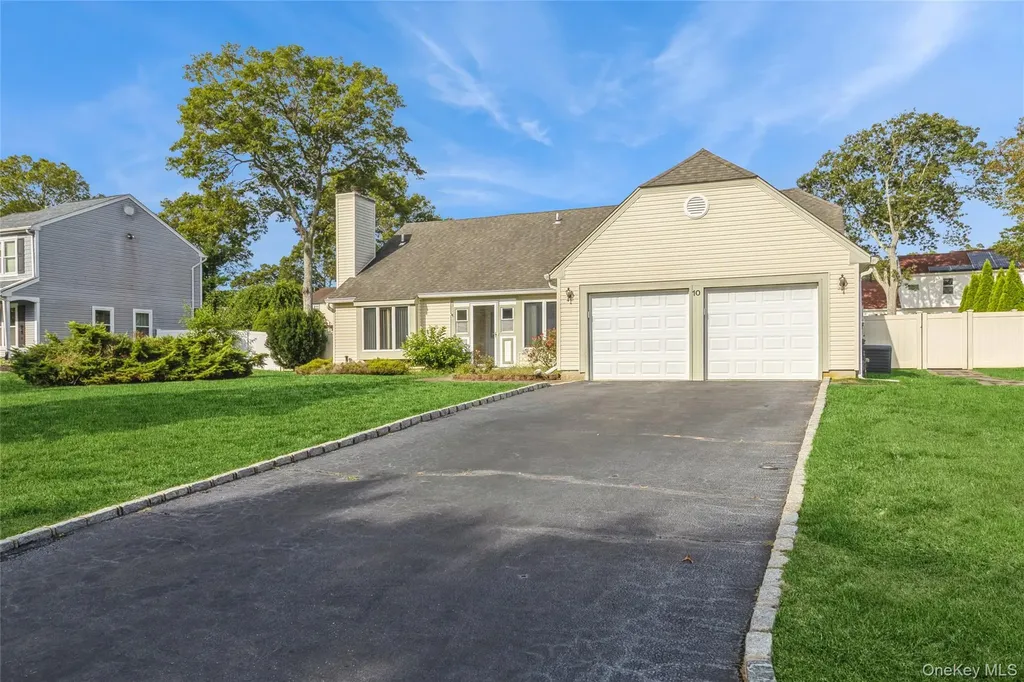 10 Royal Drive Coram NY 11727