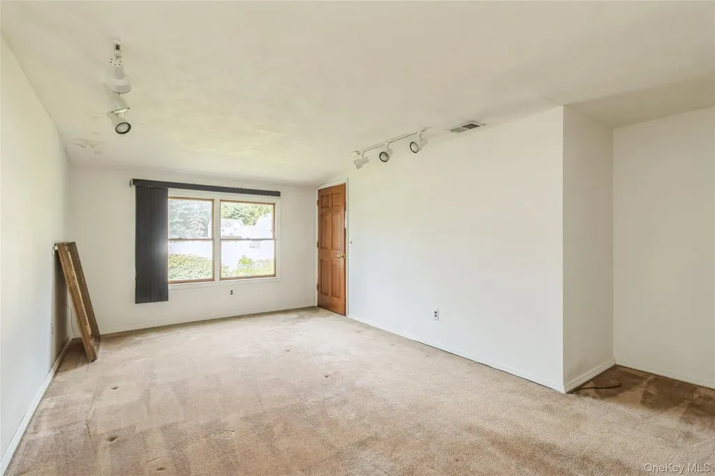 10 Royal Drive Coram NY 11727