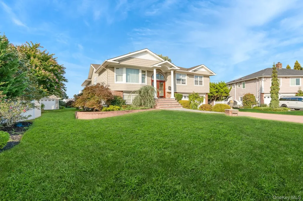 43 Duck Lane West Islip NY 11795
