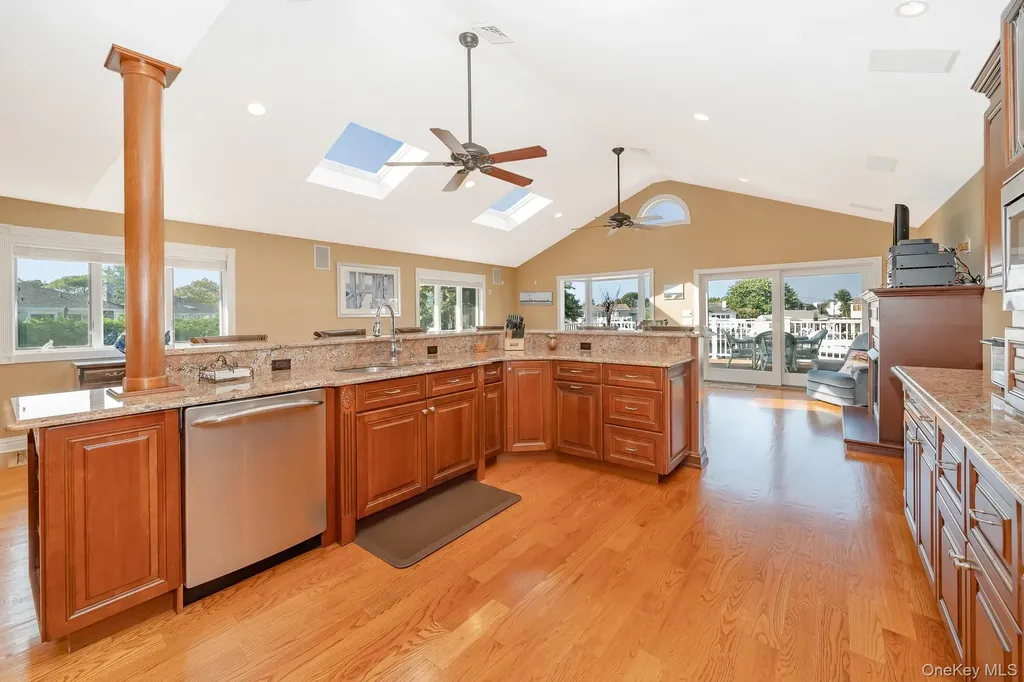 43 Duck Lane West Islip NY 11795