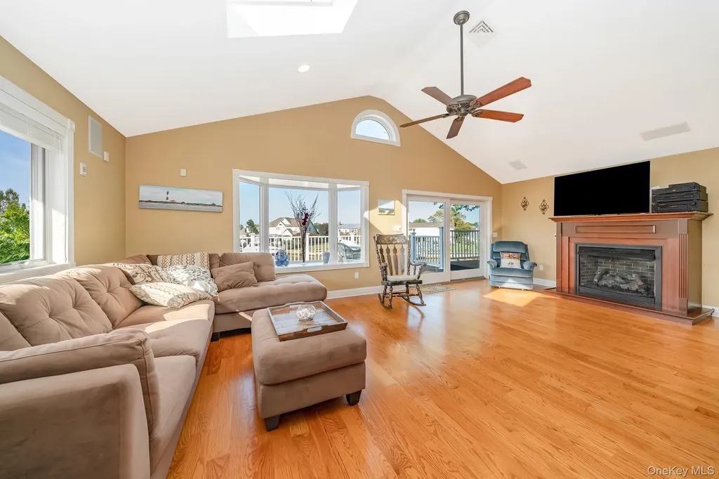 43 Duck Lane West Islip NY 11795