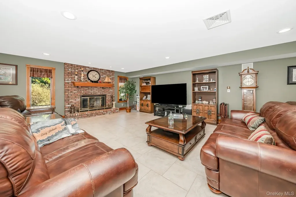 43 Duck Lane West Islip NY 11795