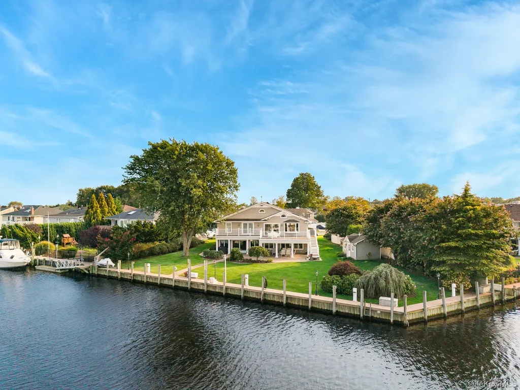 43 Duck Lane West Islip NY 11795