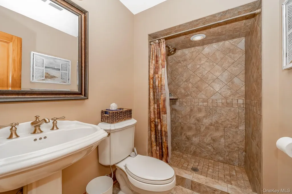 43 Duck Lane West Islip NY 11795