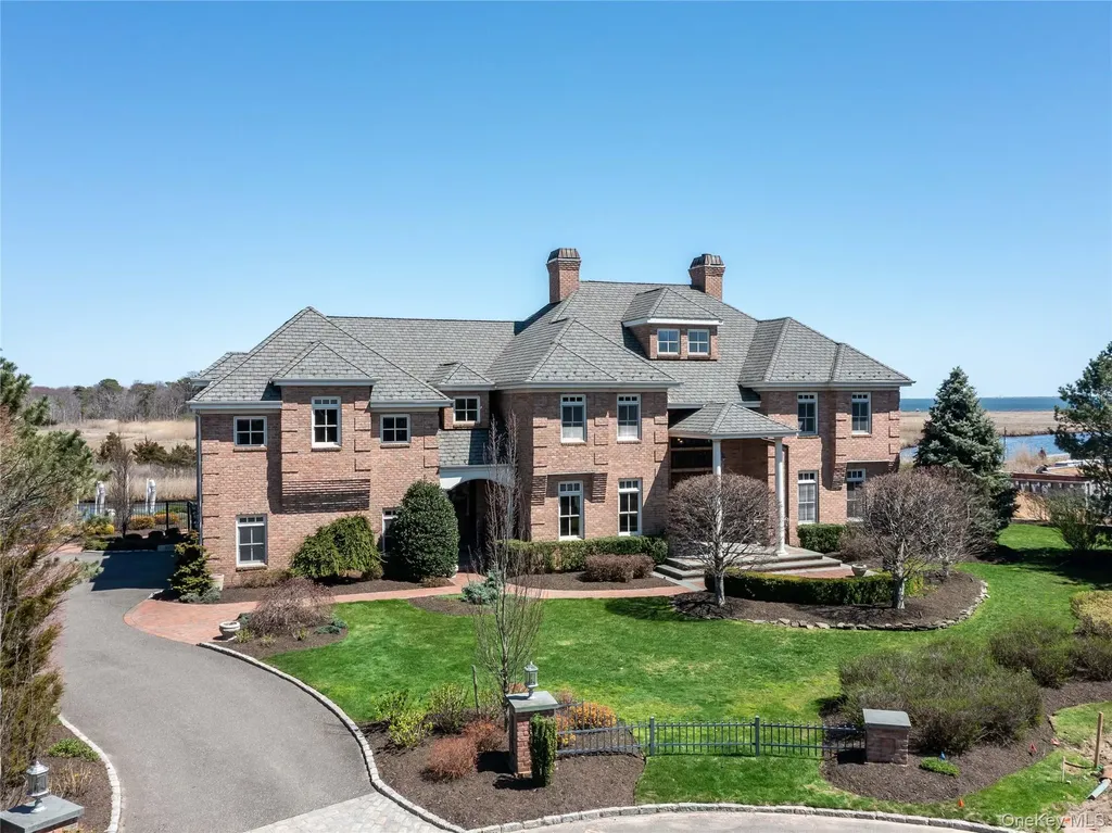 27 True Harbour Way West Islip NY 11795