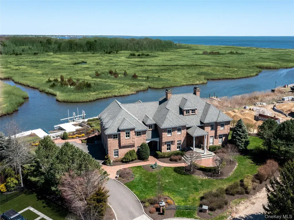 27 True Harbour Way West Islip NY 11795