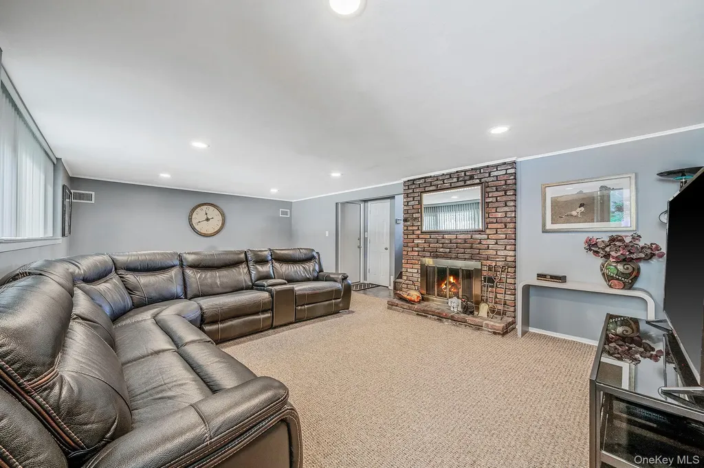 26 Long Ridge Road Plainview NY 11803