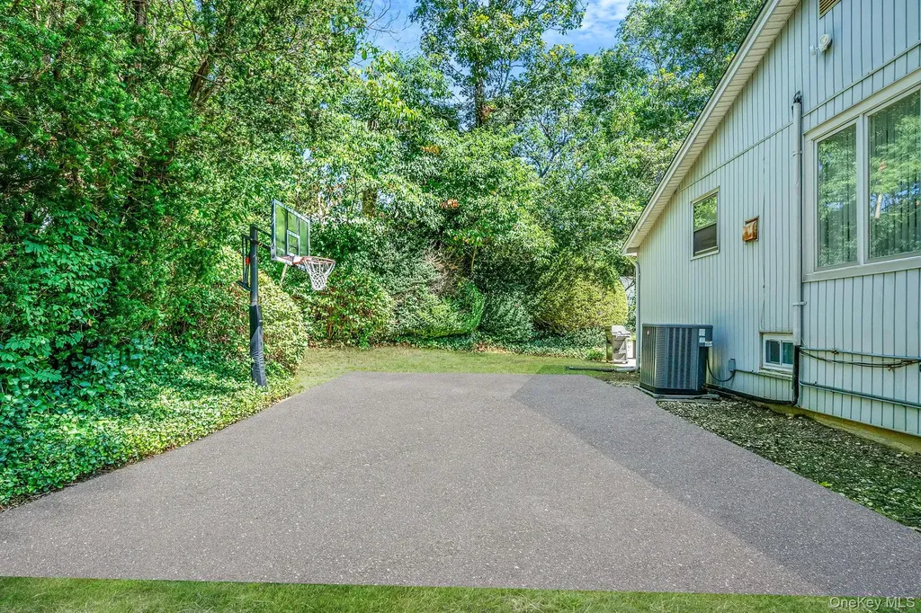 26 Long Ridge Road Plainview NY 11803