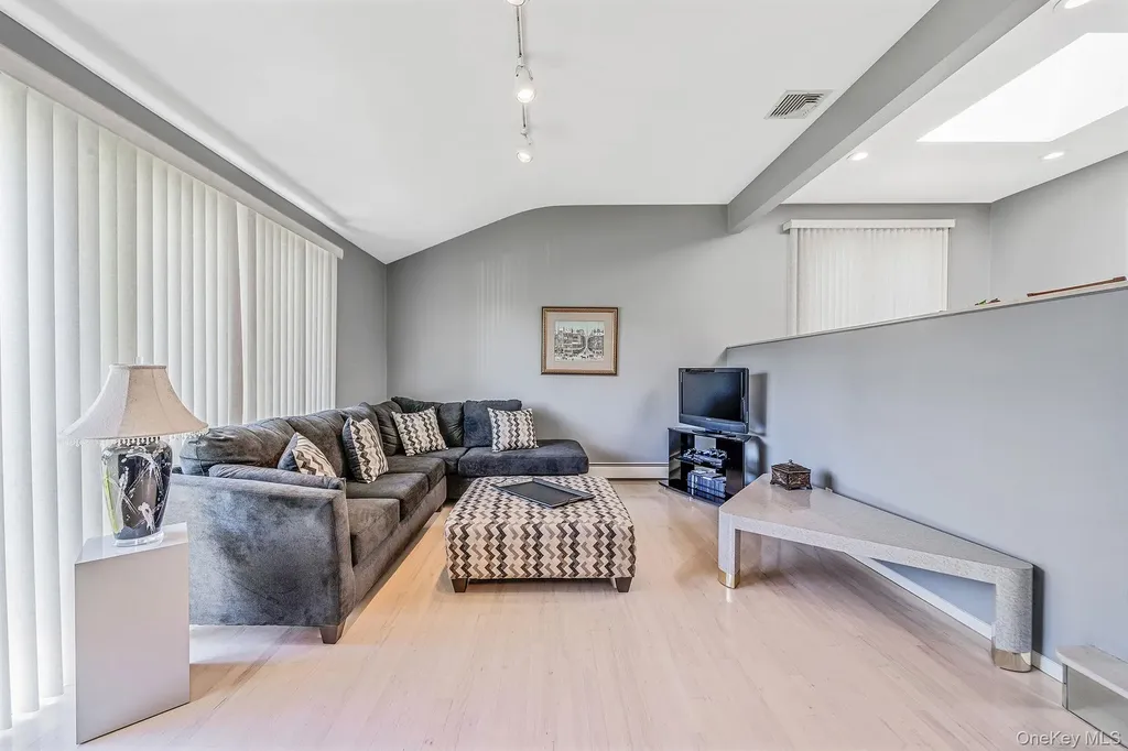 26 Long Ridge Road Plainview NY 11803