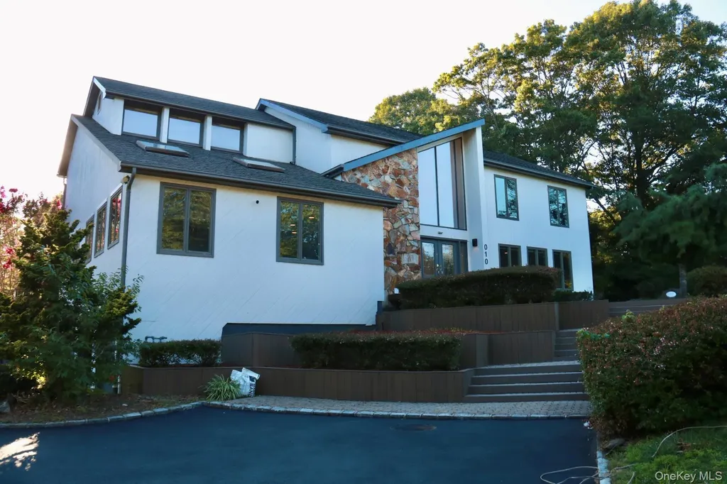 10 Cedarfield Terrace Saint James NY 11780