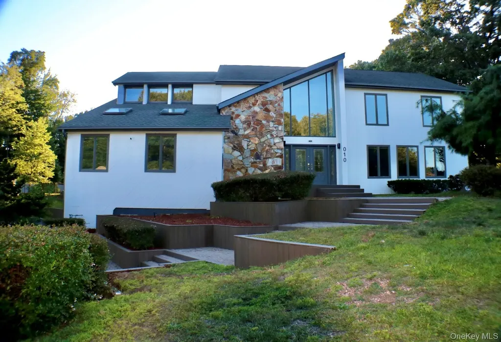 10 Cedarfield Terrace Saint James NY 11780