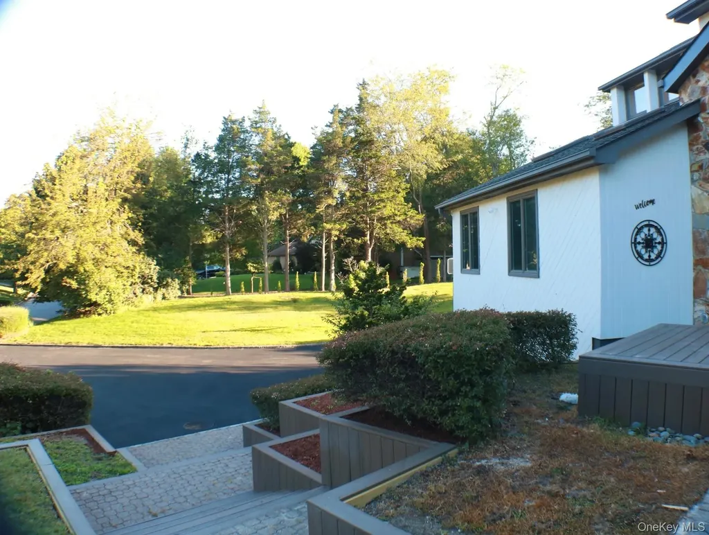 10 Cedarfield Terrace Saint James NY 11780