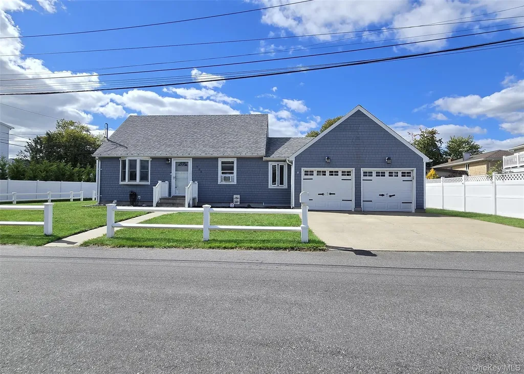 765 Shore Walk Lindenhurst NY 11757