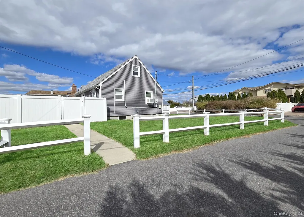 765 Shore Walk Lindenhurst NY 11757