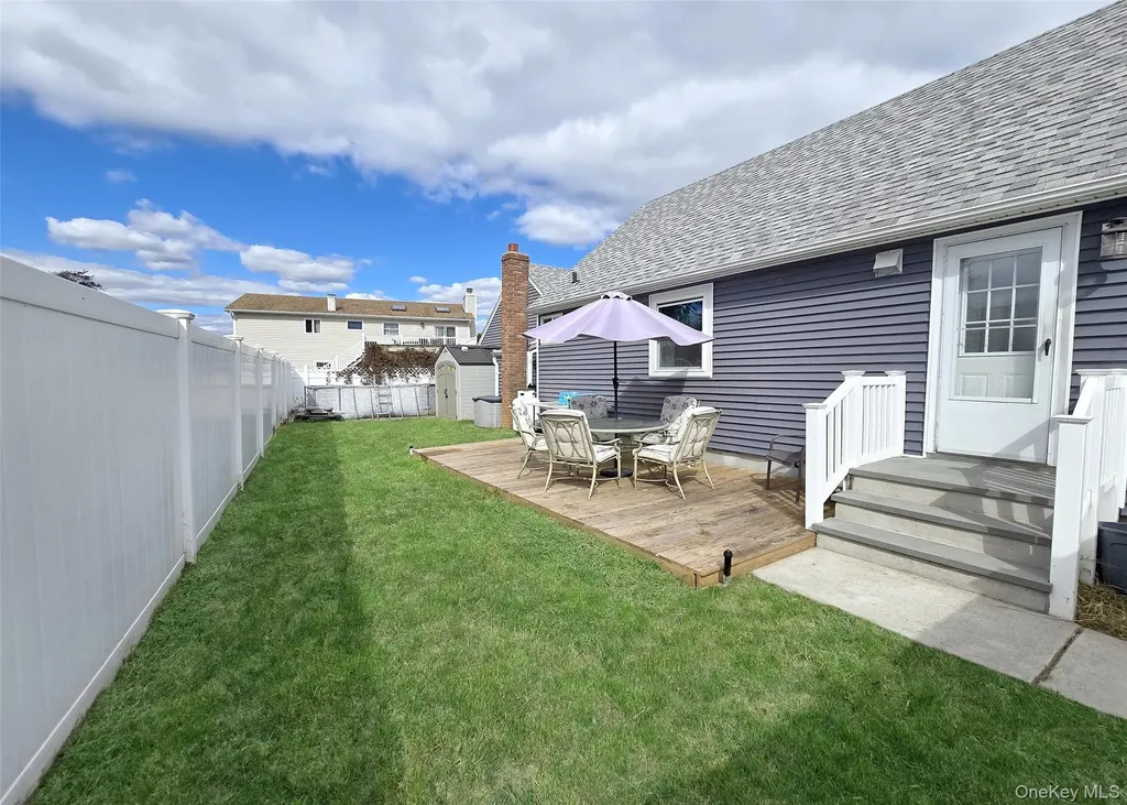 765 Shore Walk Lindenhurst NY 11757