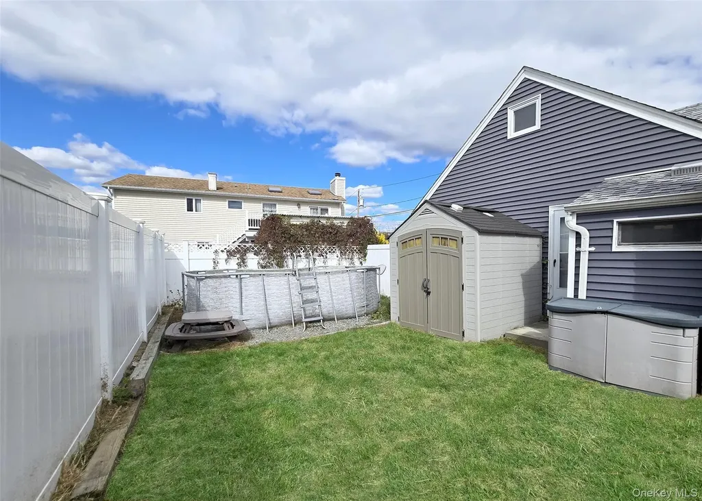765 Shore Walk Lindenhurst NY 11757