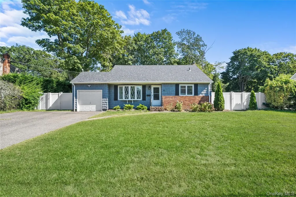23 Berard Boulevard Oakdale NY 11769