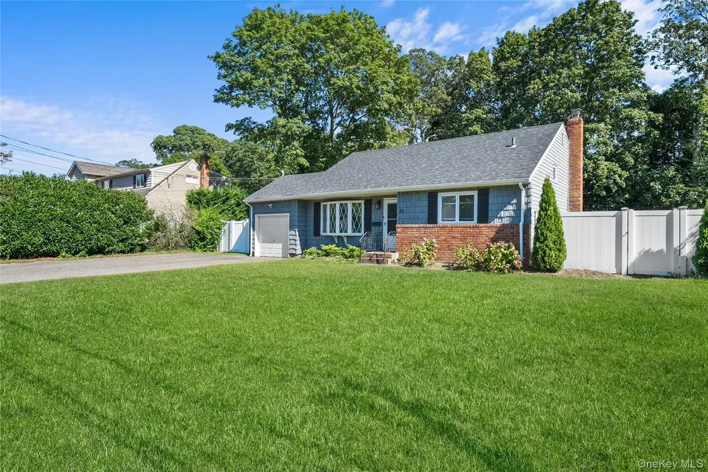 23 Berard Boulevard Oakdale NY 11769