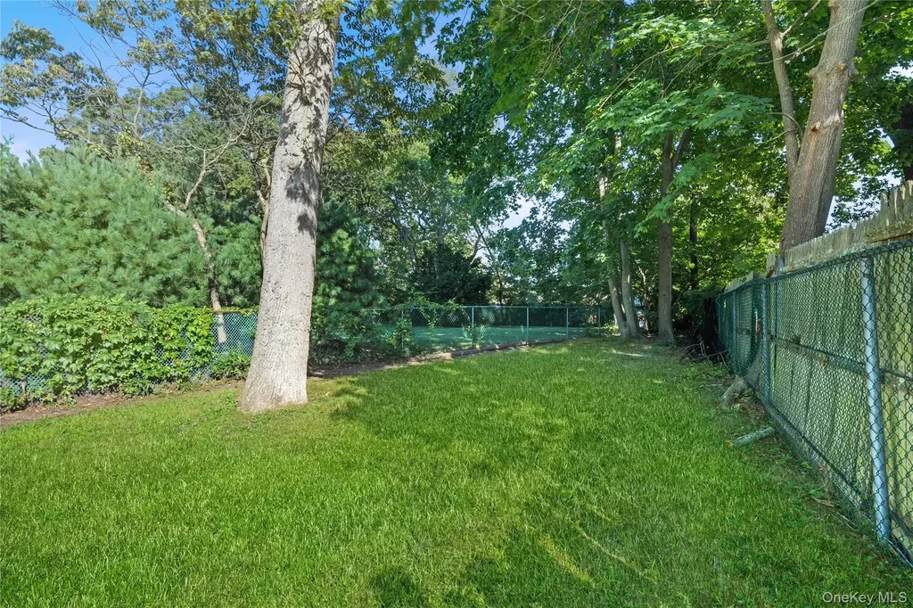 23 Berard Boulevard Oakdale NY 11769