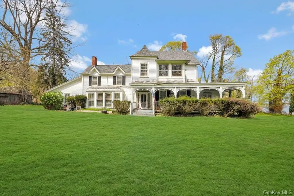 1008 W Shore Road Mill Neck NY 11771