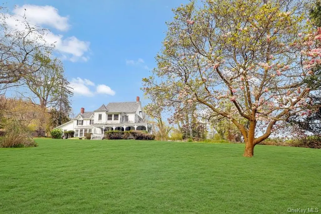 1008 W Shore Road Mill Neck NY 11771