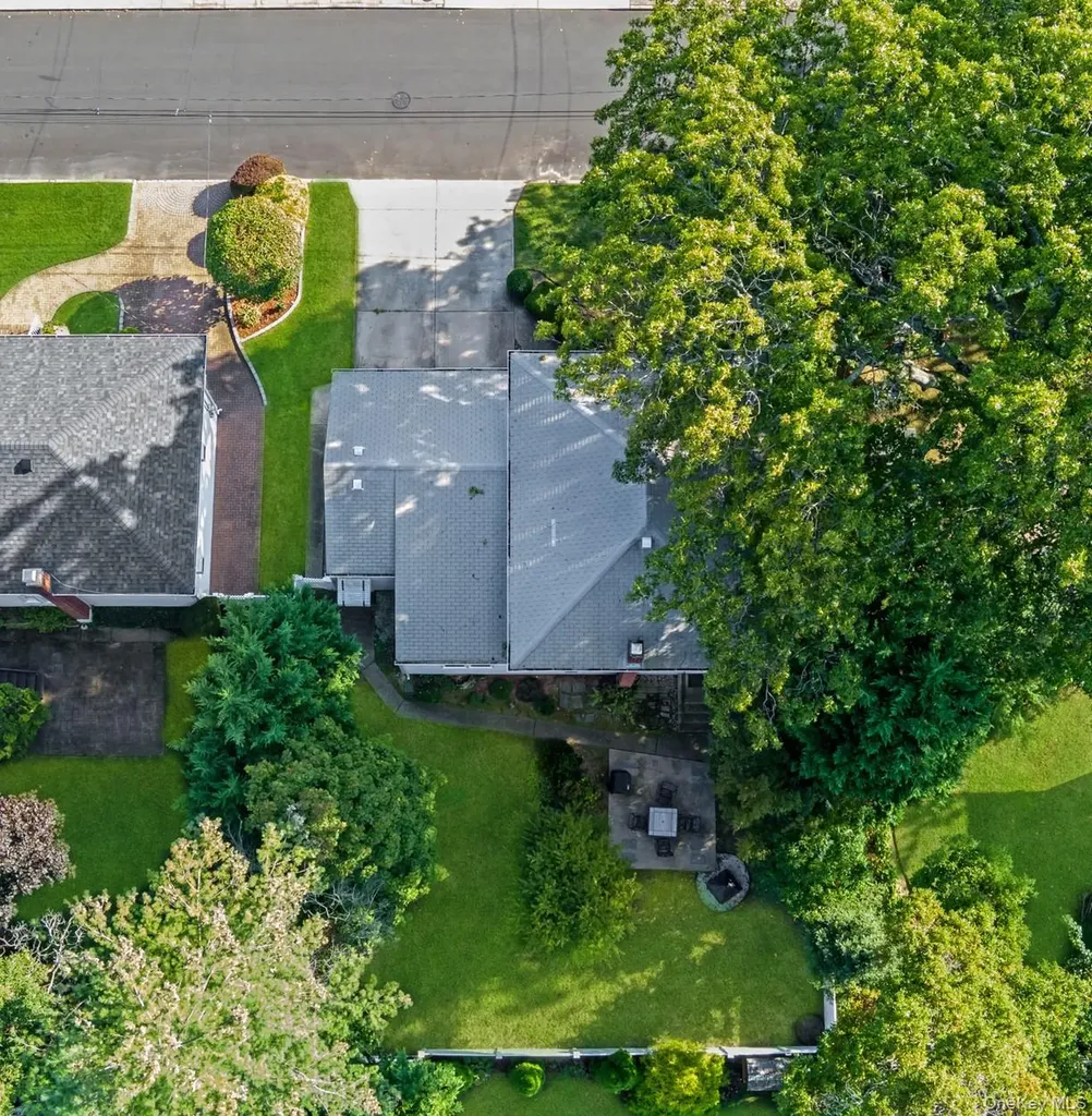 3015 Post Avenue Wantagh NY 11793