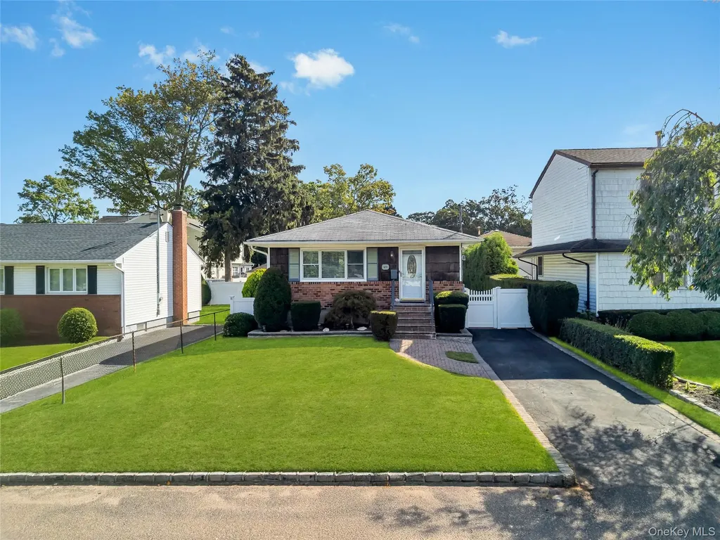 29 Collins Avenue Deer Park NY 11729