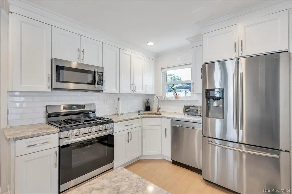 29 Collins Avenue Deer Park NY 11729