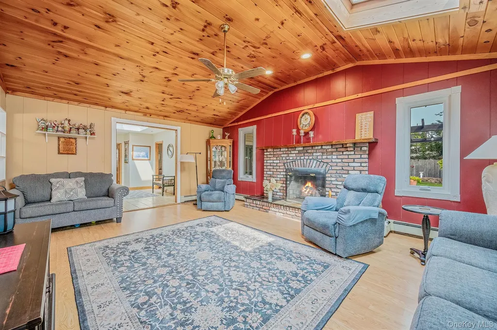 21 Windermere Drive Holbrook NY 11741