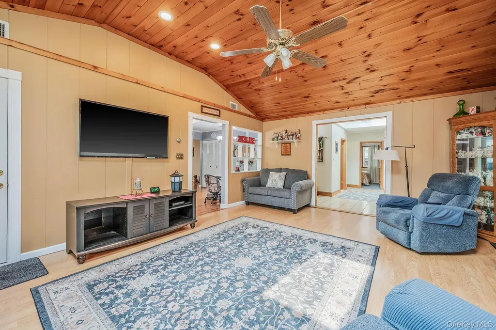 21 Windermere Drive Holbrook NY 11741