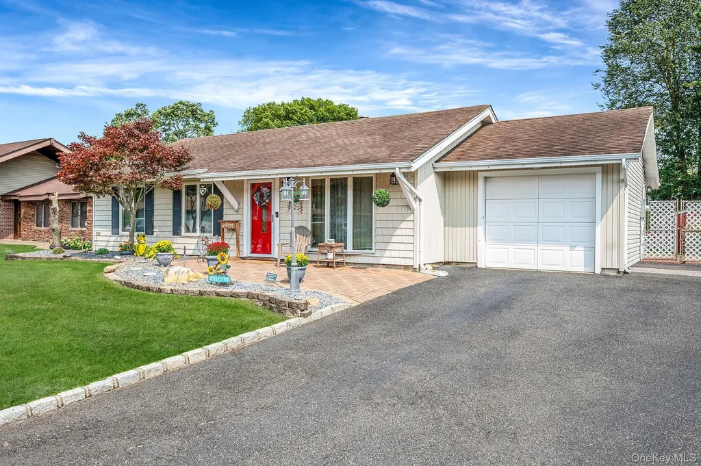21 Windermere Drive Holbrook NY 11741