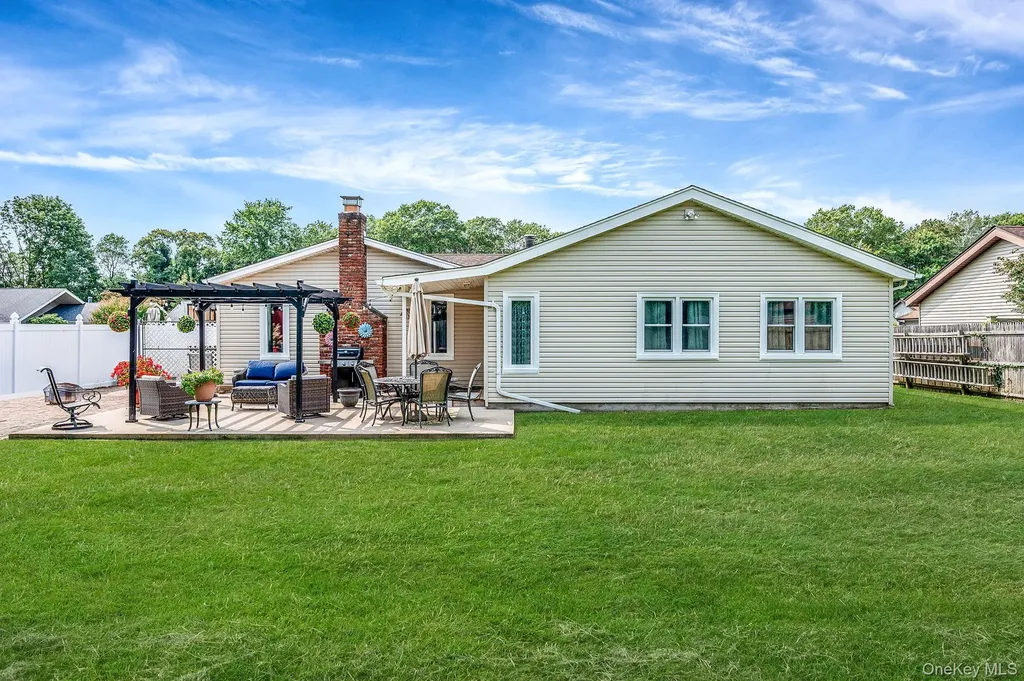 21 Windermere Drive Holbrook NY 11741