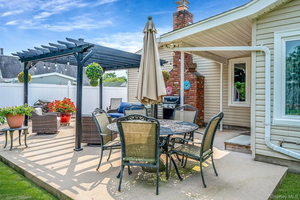 21 Windermere Drive Holbrook NY 11741