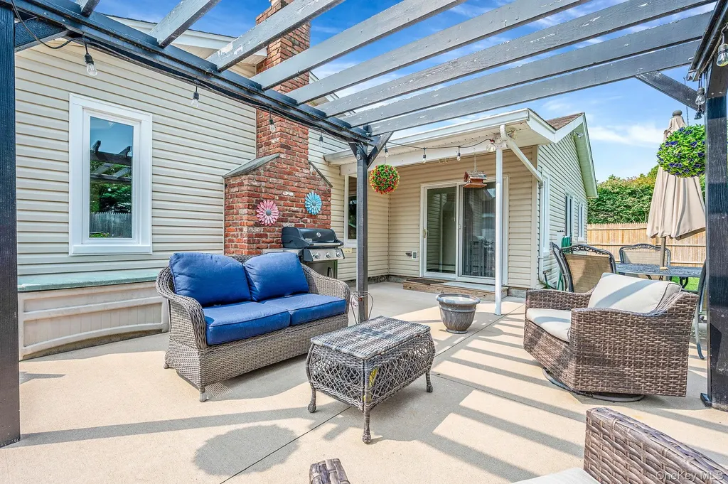 21 Windermere Drive Holbrook NY 11741