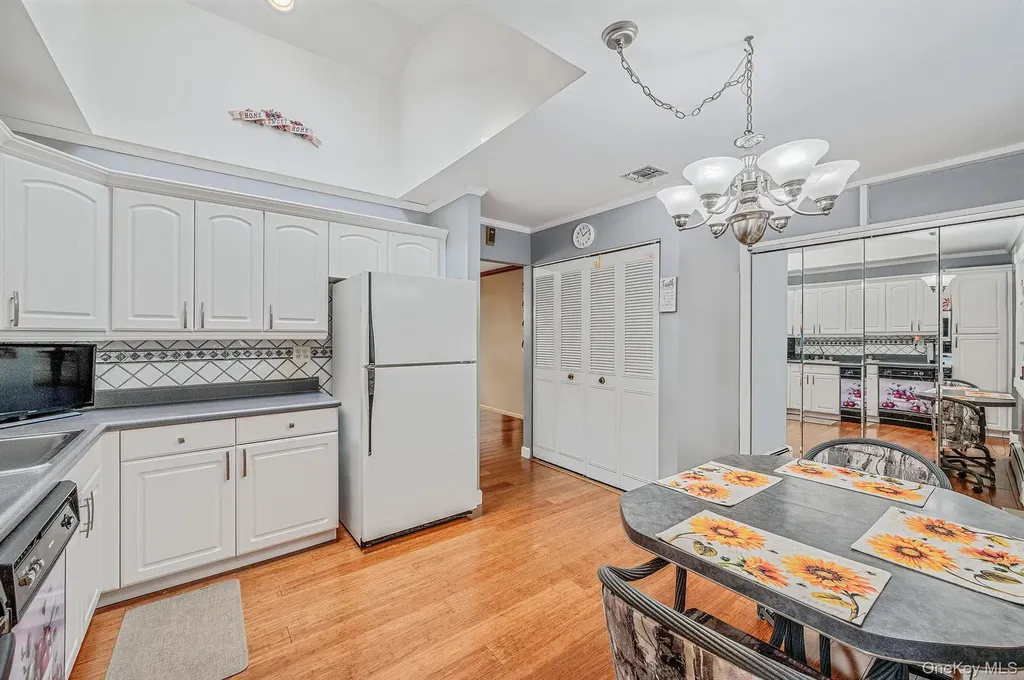 21 Windermere Drive Holbrook NY 11741