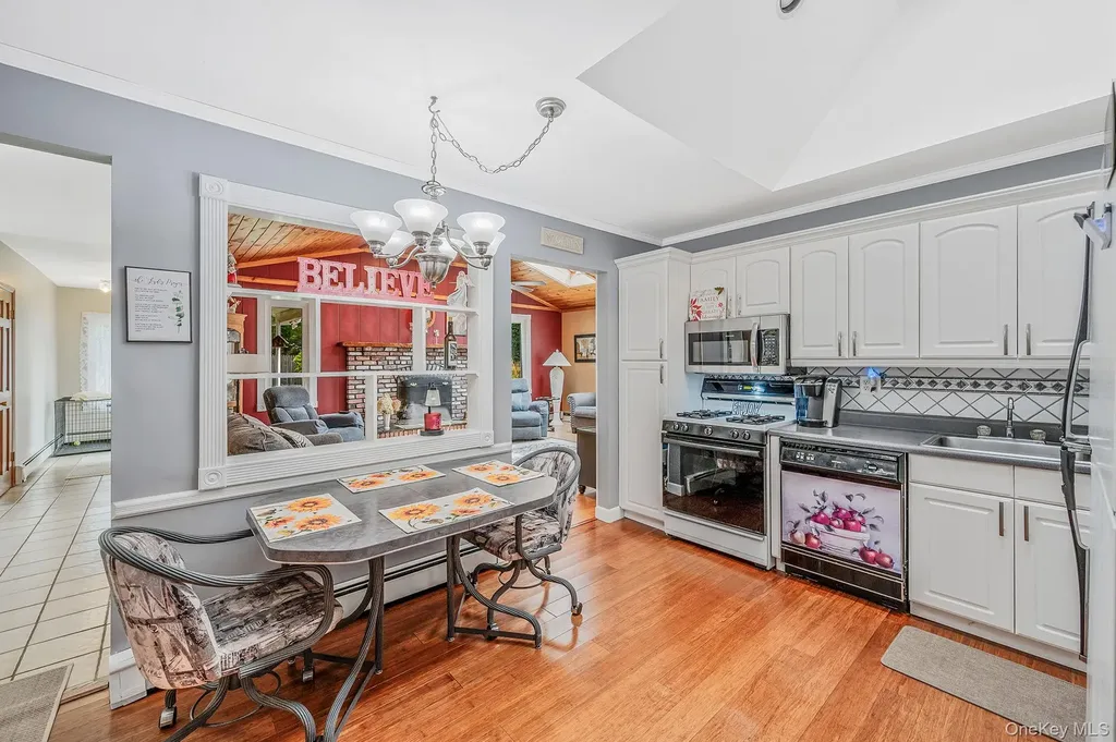 21 Windermere Drive Holbrook NY 11741