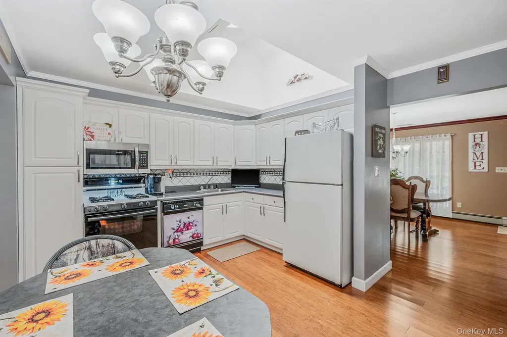 21 Windermere Drive Holbrook NY 11741