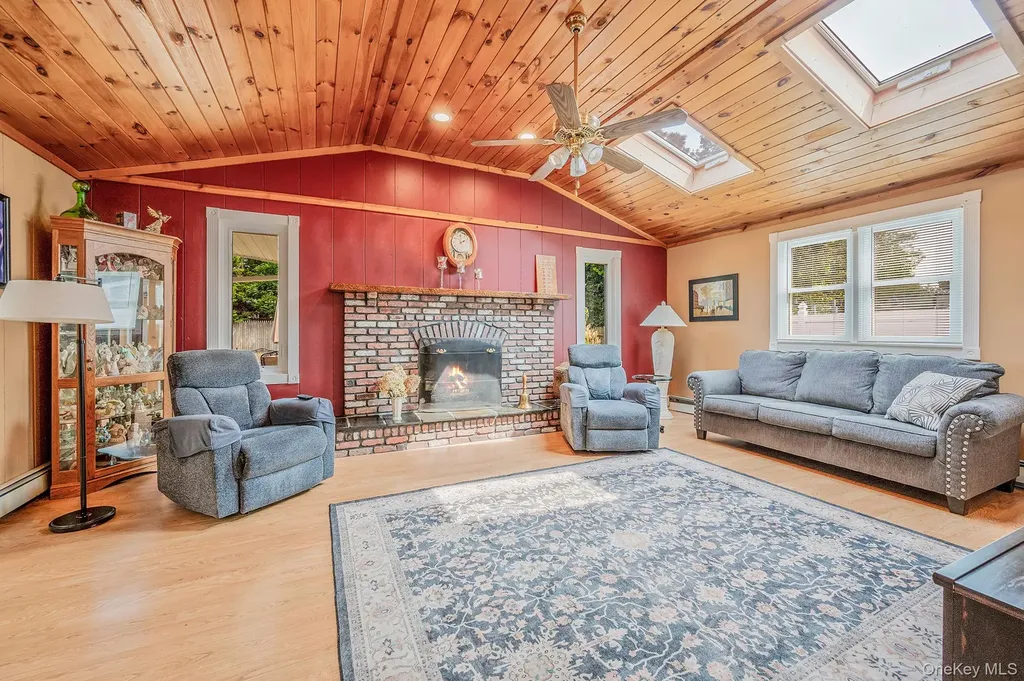21 Windermere Drive Holbrook NY 11741