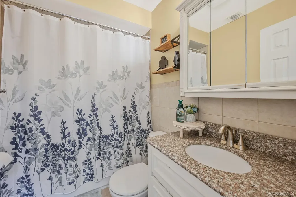 45 Feustal Street Lindenhurst NY 11757