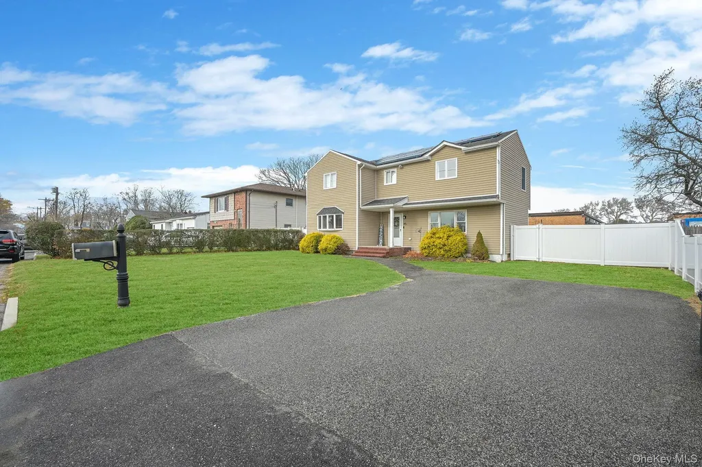 45 Feustal Street Lindenhurst NY 11757