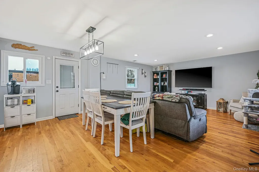 45 Feustal Street Lindenhurst NY 11757