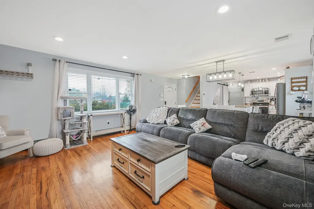 45 Feustal Street Lindenhurst NY 11757