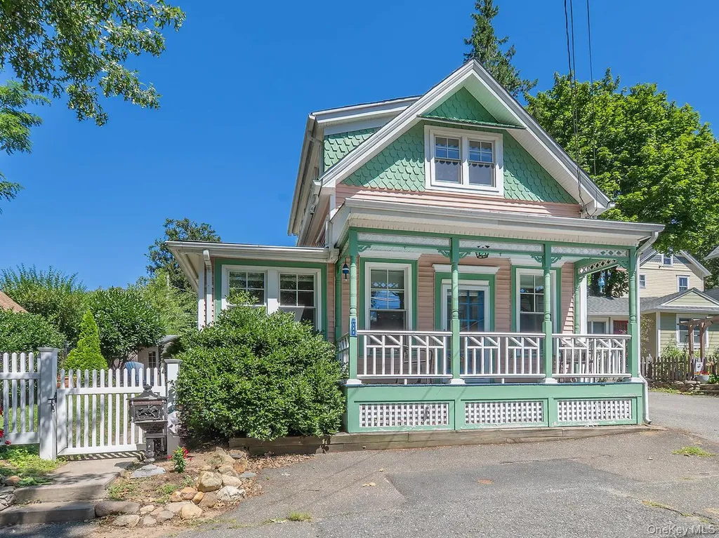 182 14th Avenue Sea Cliff NY 11579