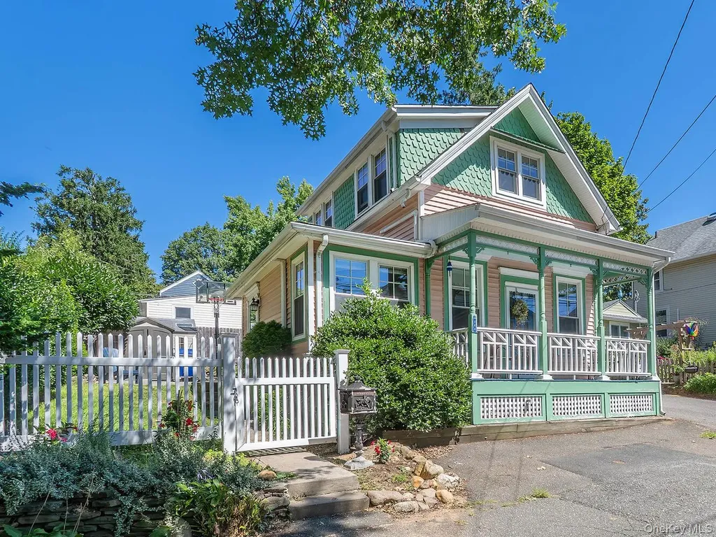 182 14th Avenue Sea Cliff NY 11579