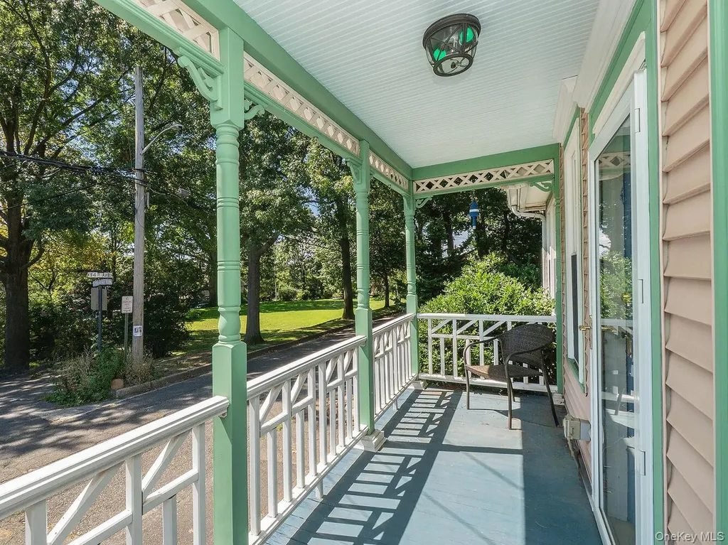 182 14th Avenue Sea Cliff NY 11579