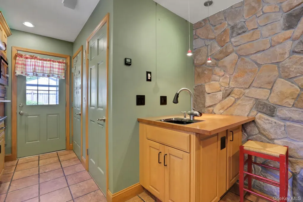 1041 Pine Place Kingston NY 12401