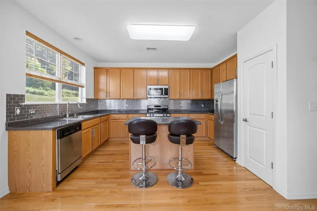1802 Hawthorn Way New Windsor NY 12553