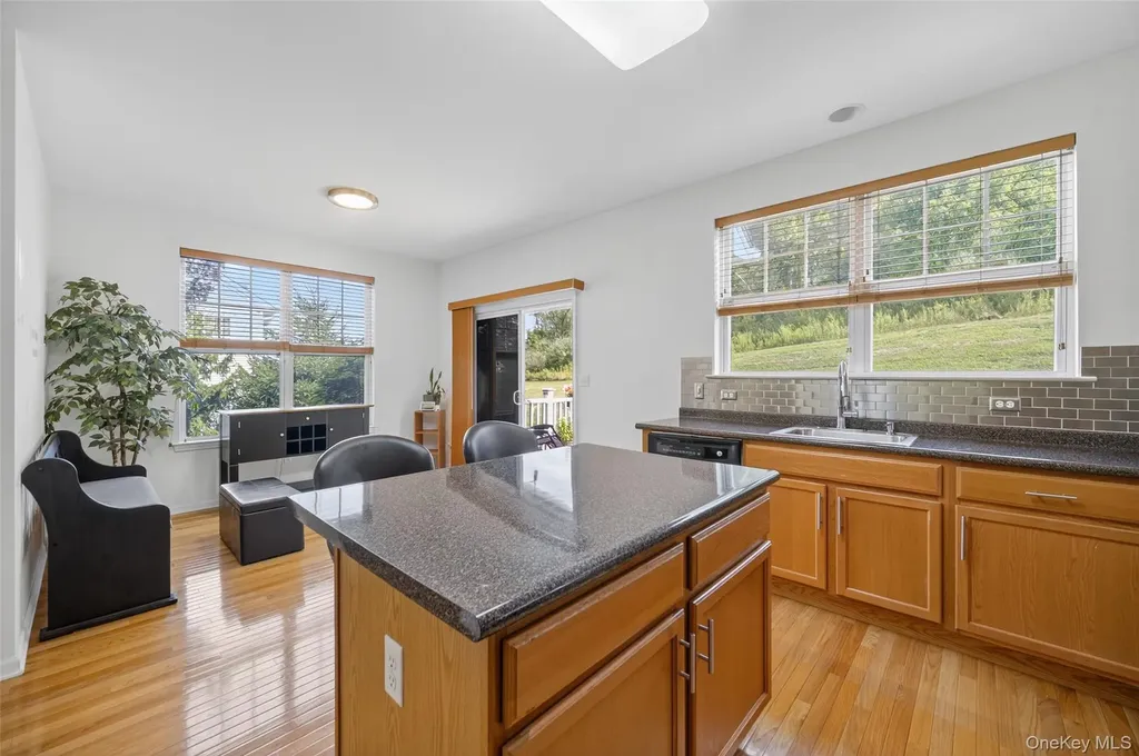 1802 Hawthorn Way New Windsor NY 12553