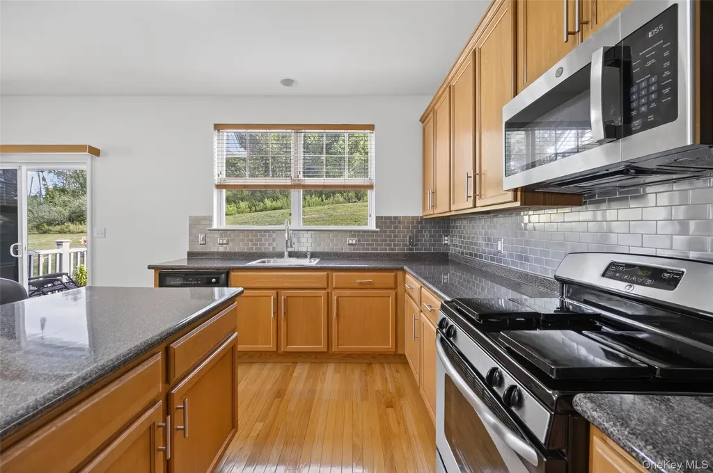 1802 Hawthorn Way New Windsor NY 12553